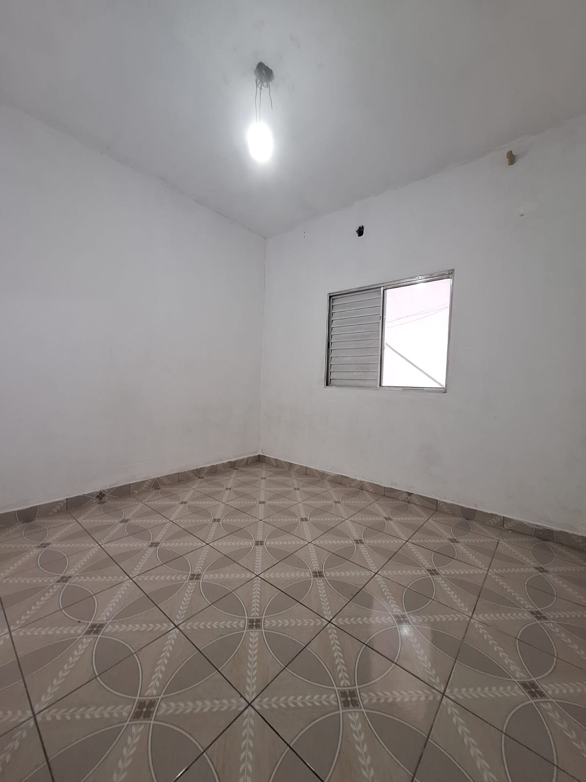 ALUGA-SE EXCELENTE CASA DE 2 DORMITÓRIOS  SENDO UMA SUÍTE. CASA  INDEPENDENTE COM UMA VAGA DE GARAGEM NO JD SANTO ANTÔNIO- OSASCO-SP 