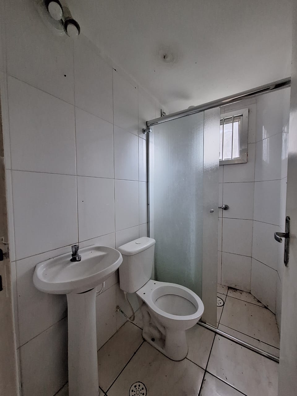 ALUGA-SE EXCELENTE APT  TÉRREO 2 DORMITÓRIOS COM 60 METROS² NO JD PINHEIROS EM PIRITUBA - SP.  LOCALIZAÇÃO PREVELIGIADA EM PARTE NOBRE DE PIRITUBA, PX AVENIDA ANASTACIO,  SUPERMERCADO CARREFOUR, FARMÁCIAS, CORREIOS, ACADEMIAS, COLÉGIOS, ESTAÇÃO DE TREM E TERMINAL DE ÓNIBUS ( TERMINAL PIRITUBA).   