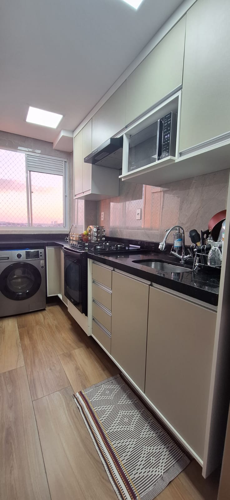 ALUGA-SE LINDO APARTAMENTO 2 DORMITORIOS NA CITY BUSSOCABA COM PLANEJADOS NA COZINHA.