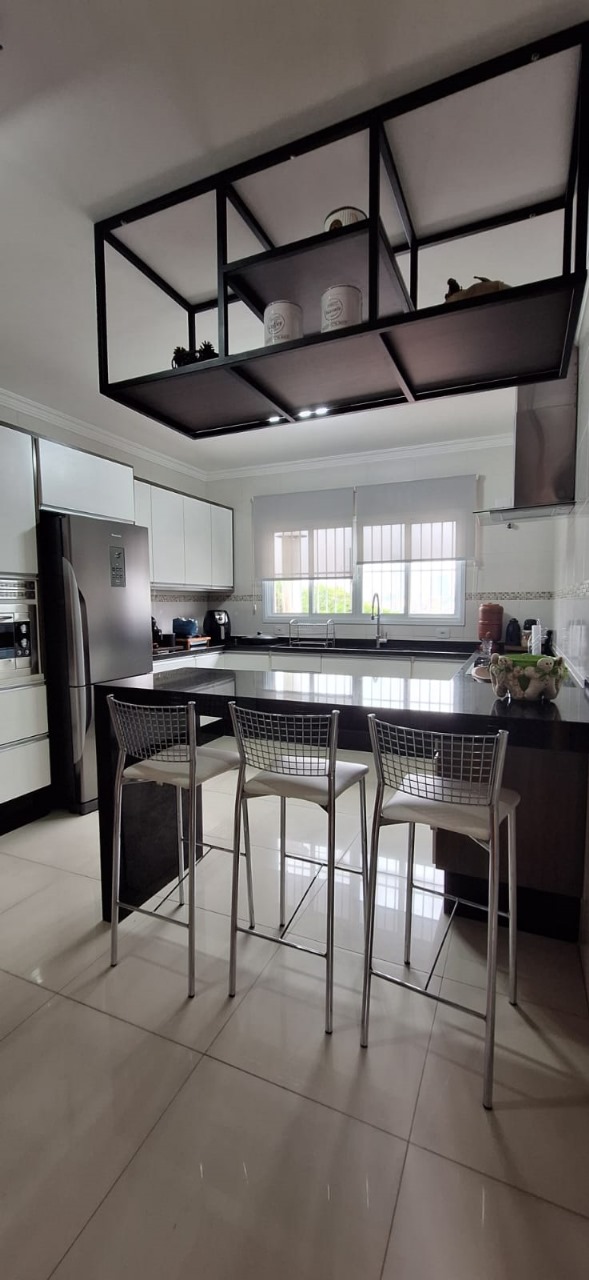 VENDE-SE CASA COM 3 SUITES!  Jardim Bela Vista, ao lado da Av. Santo Antônio