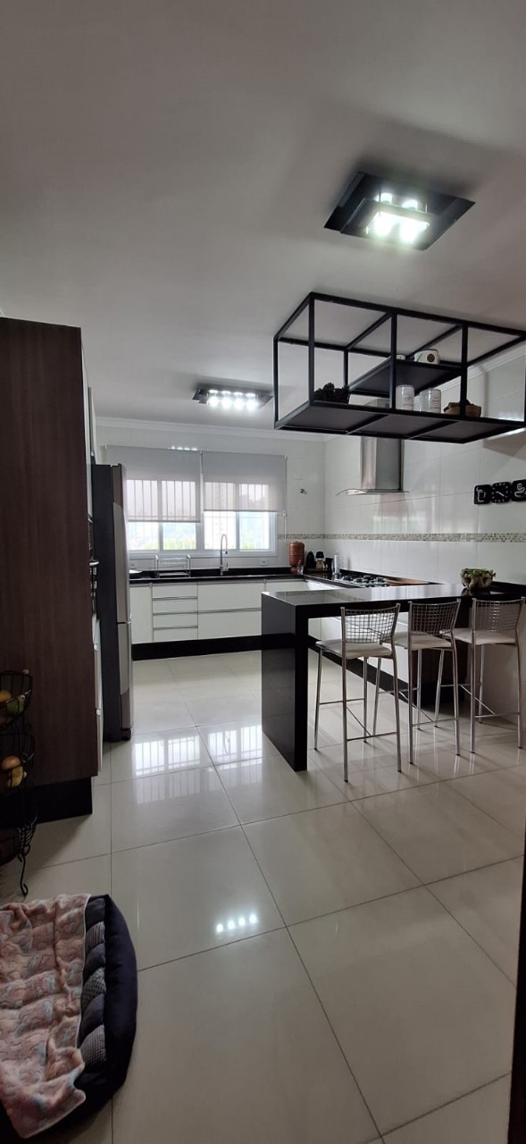 VENDE-SE CASA COM 3 SUITES!  Jardim Bela Vista, ao lado da Av. Santo Antônio
