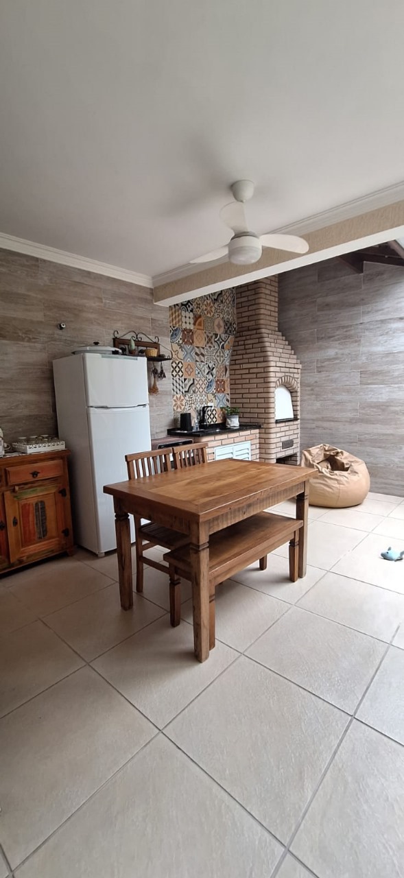VENDE-SE CASA COM 3 SUITES!  Jardim Bela Vista, ao lado da Av. Santo Antônio