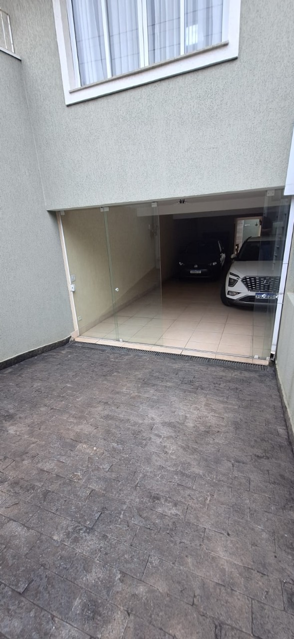 VENDE-SE CASA COM 3 SUITES!  Jardim Bela Vista, ao lado da Av. Santo Antônio