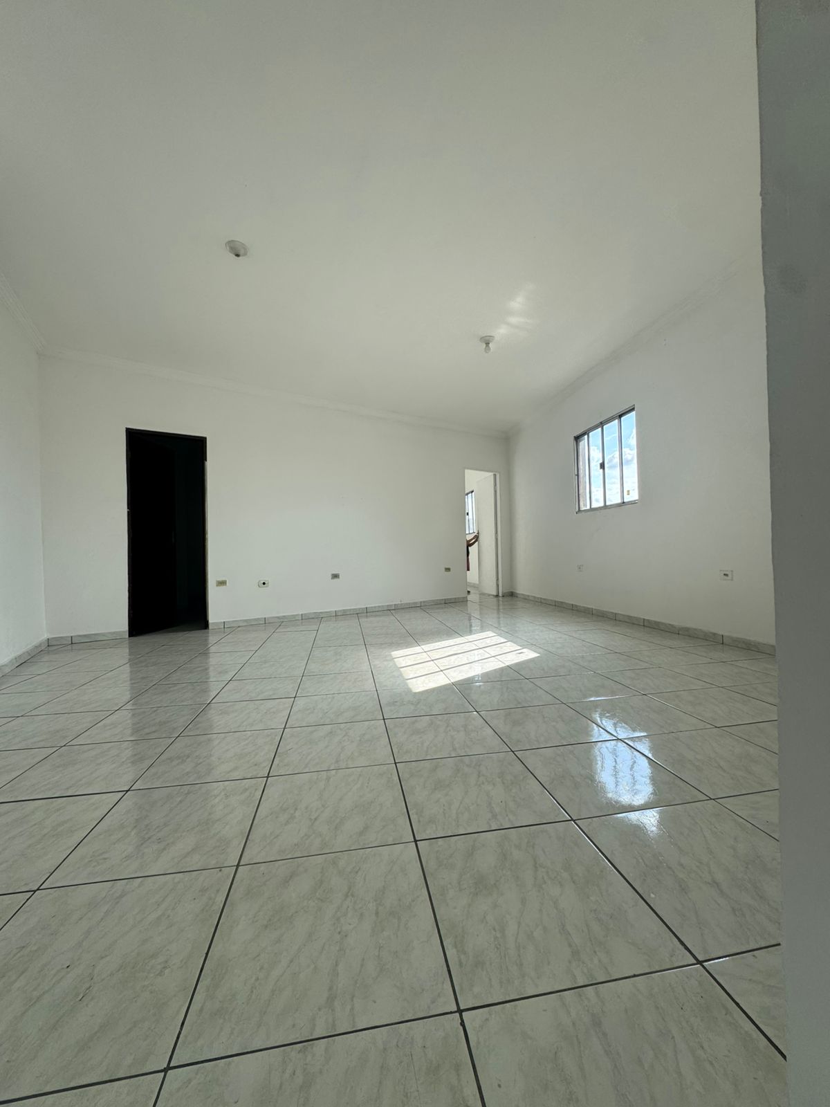ALUGA-SE CASA 2 DORMITÓRIOS SOBRE LOJA NA AVENIDA FLORA - OSASCO