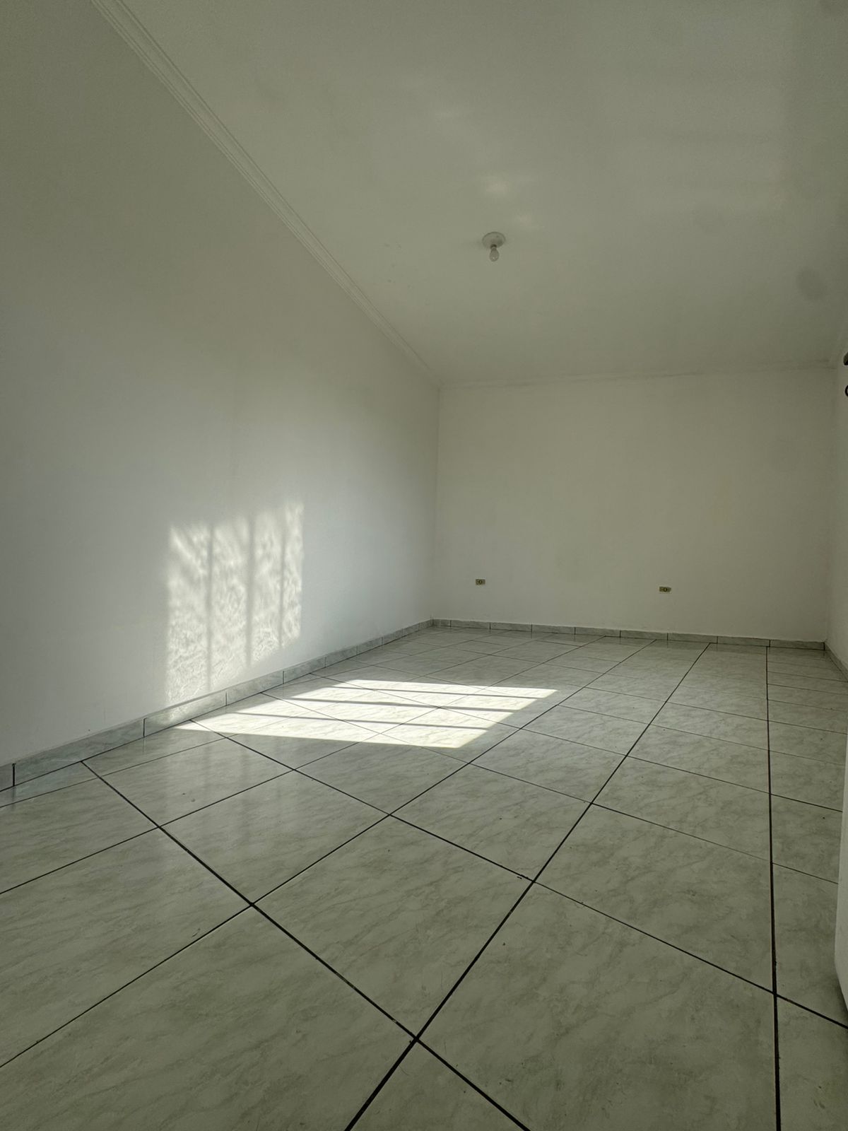 ALUGA-SE CASA 2 DORMITÓRIOS SOBRE LOJA NA AVENIDA FLORA - OSASCO