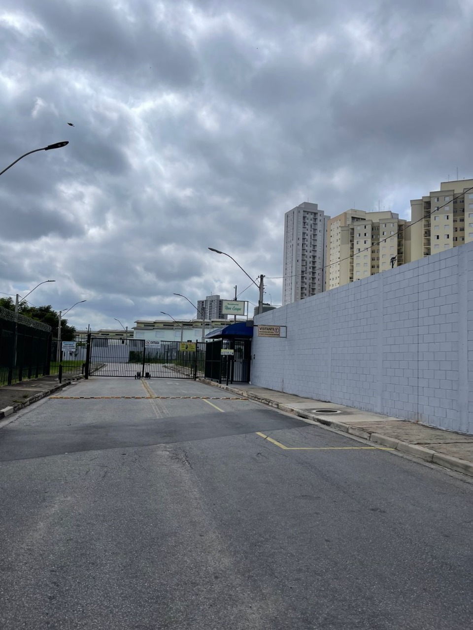 ALUGA-SE LINDA CASA CONDOMÍNIO FECHADO COM 3 DORMITÓRIOS NO JD SÃO PEDRO - OSASCO-SP 
