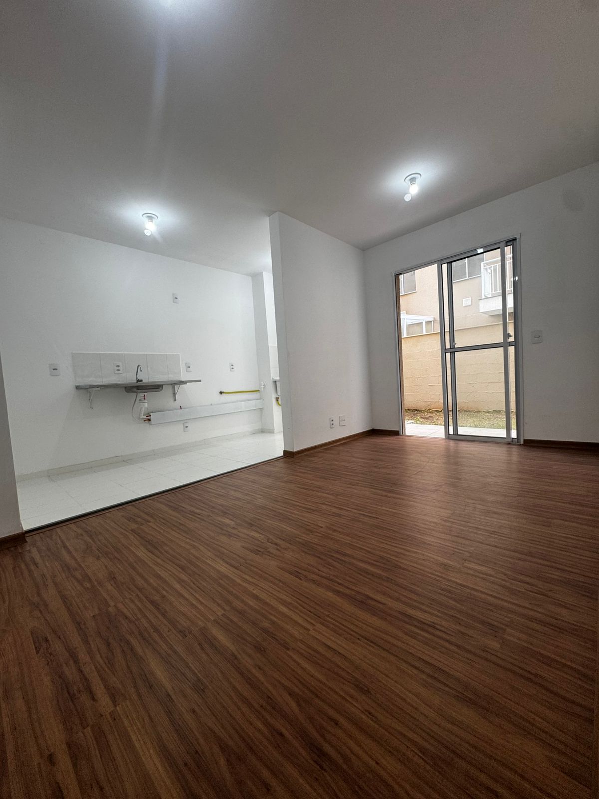 ? ALUGA-SE – APARTAMENTO NOVO COM 2 DORMITÓRIOS E VARANDA GARDEN 