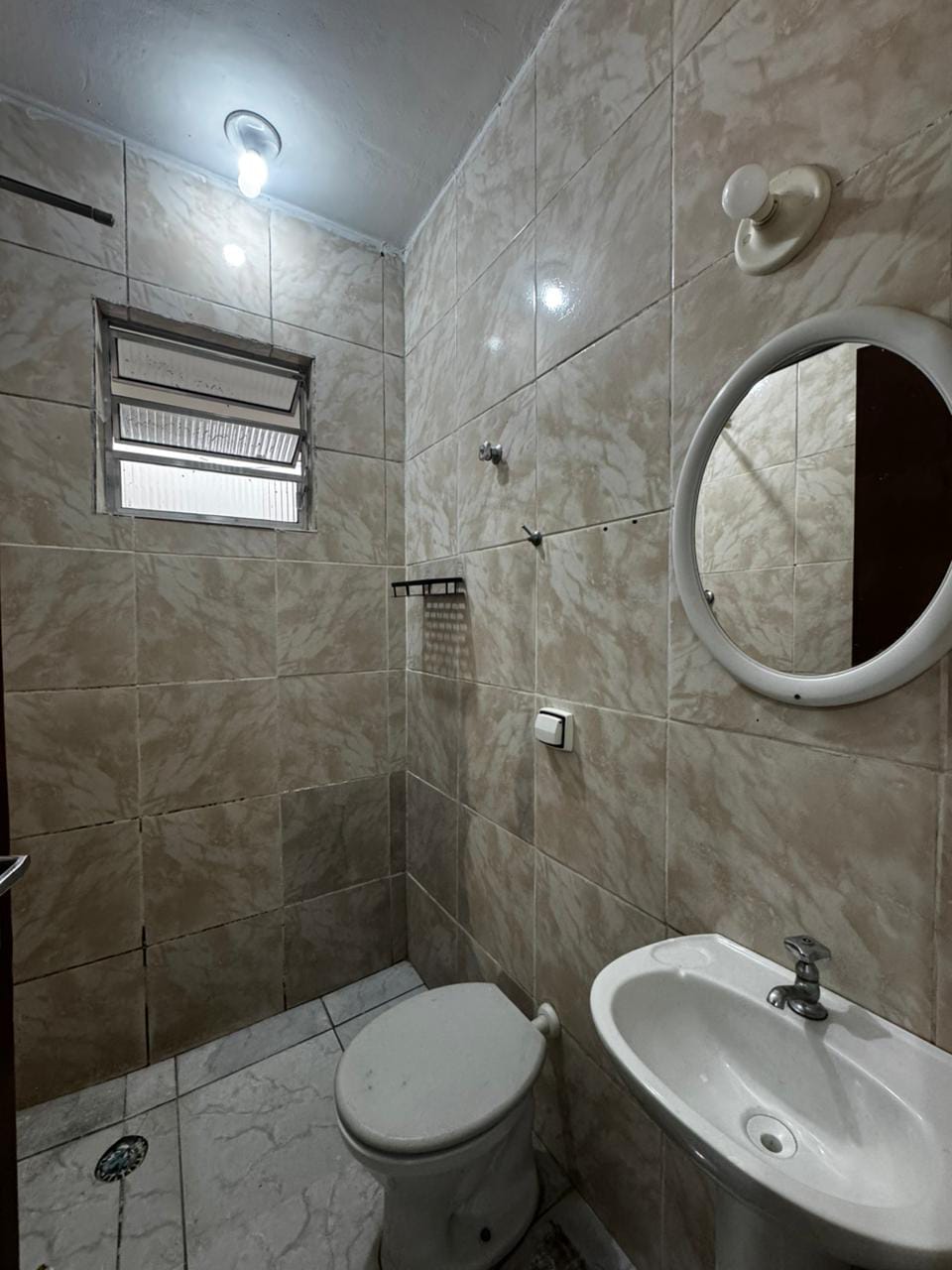 ? ALUGA-SE  EXCELENTE CASA TÉRREA COM 3 DORMITÓRIOS SENDO 1 SUITE NO BAIRRO PESTANA - OSASCO 