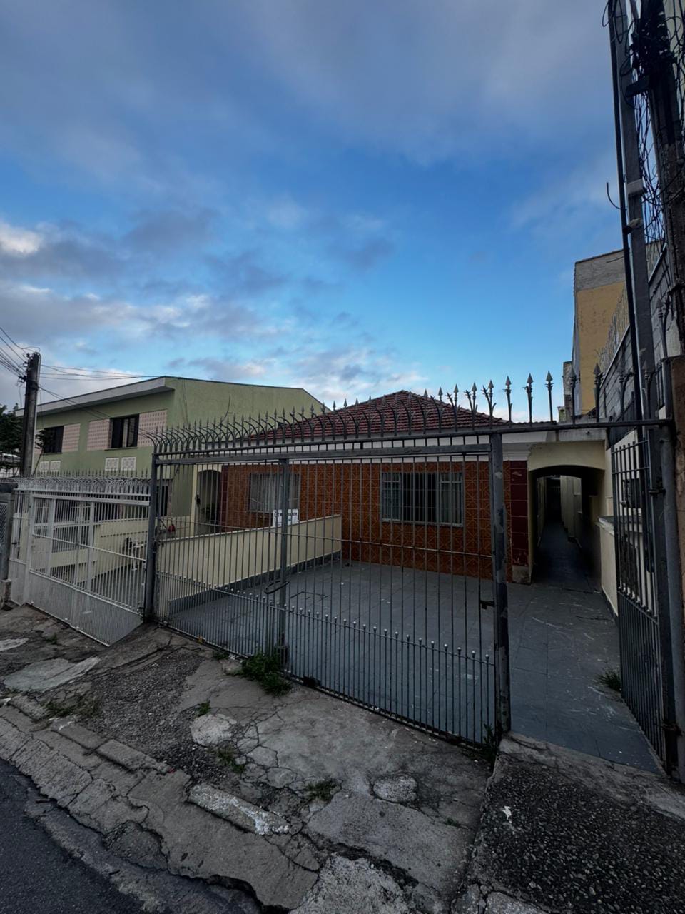 ? ALUGA-SE  EXCELENTE CASA TÉRREA COM 3 DORMITÓRIOS SENDO 1 SUITE NO BAIRRO PESTANA - OSASCO 