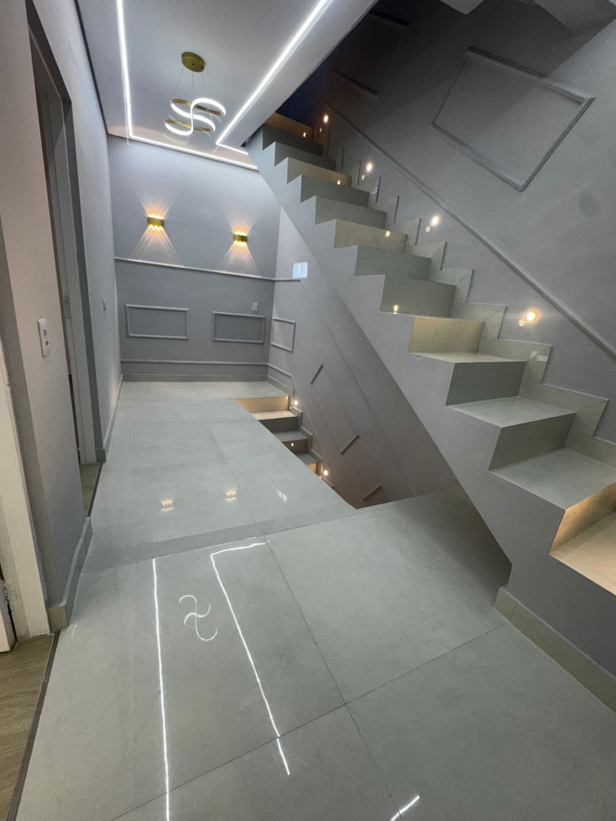 ALUGA-SE LINDA CASA ASSOBRADADA COM 3 DORMITÓRIOS SENDO 1 SUITE COM CLOSET.