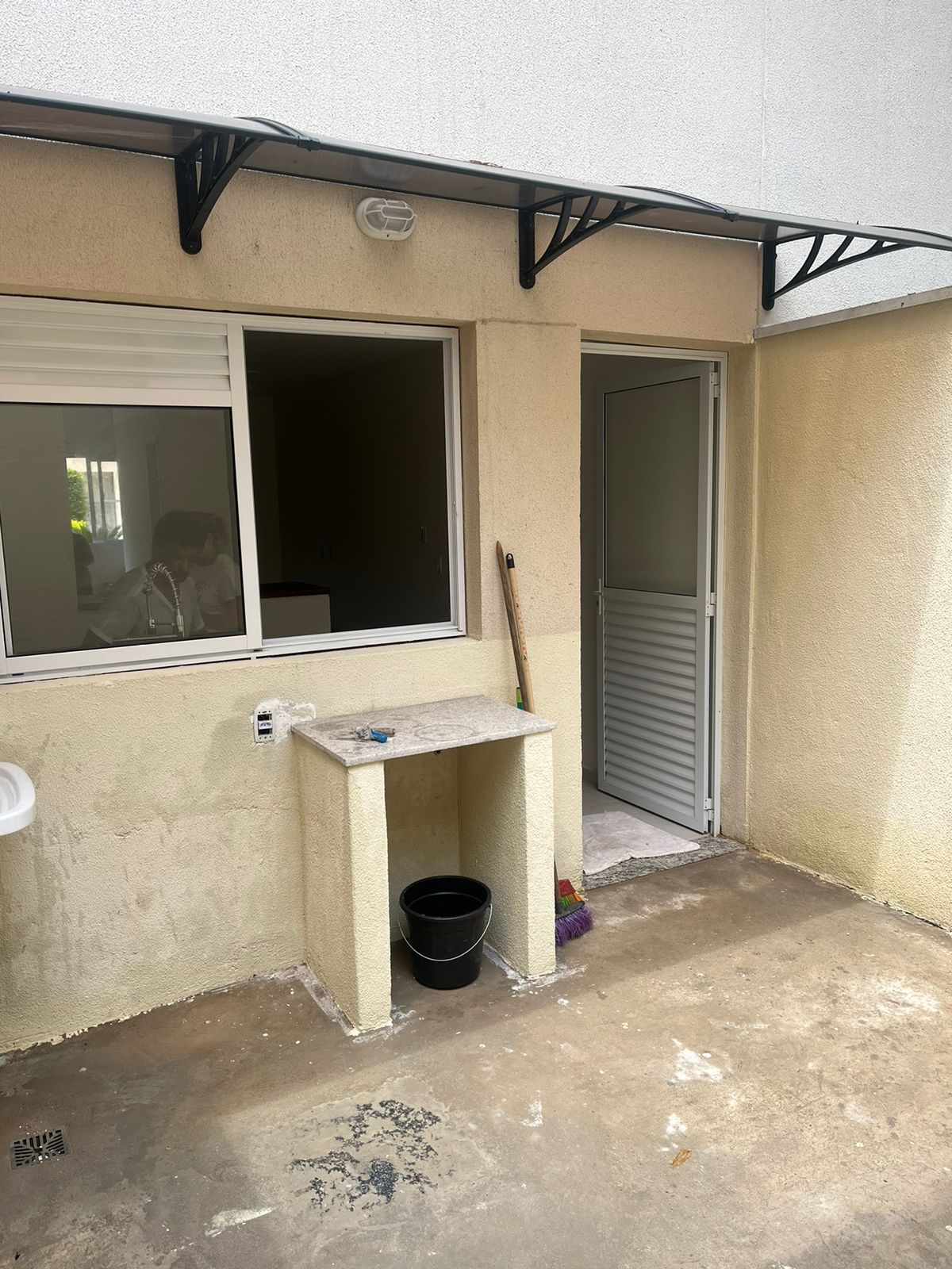 ALUGA-SE LINDA CASA COM 2 SUITES EM CONDOMÍNIO FECHADO EM COTIA. 