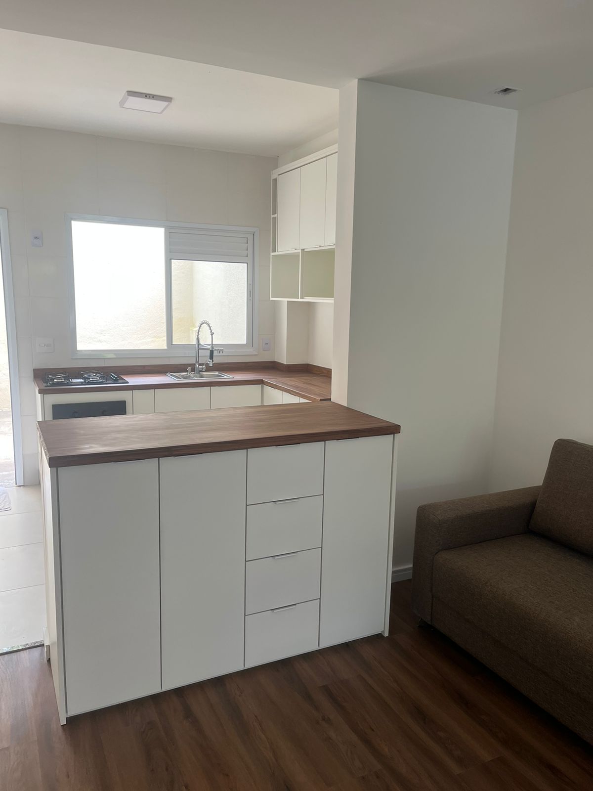 ALUGA-SE LINDA CASA COM 2 SUITES EM CONDOMÍNIO FECHADO EM COTIA. 