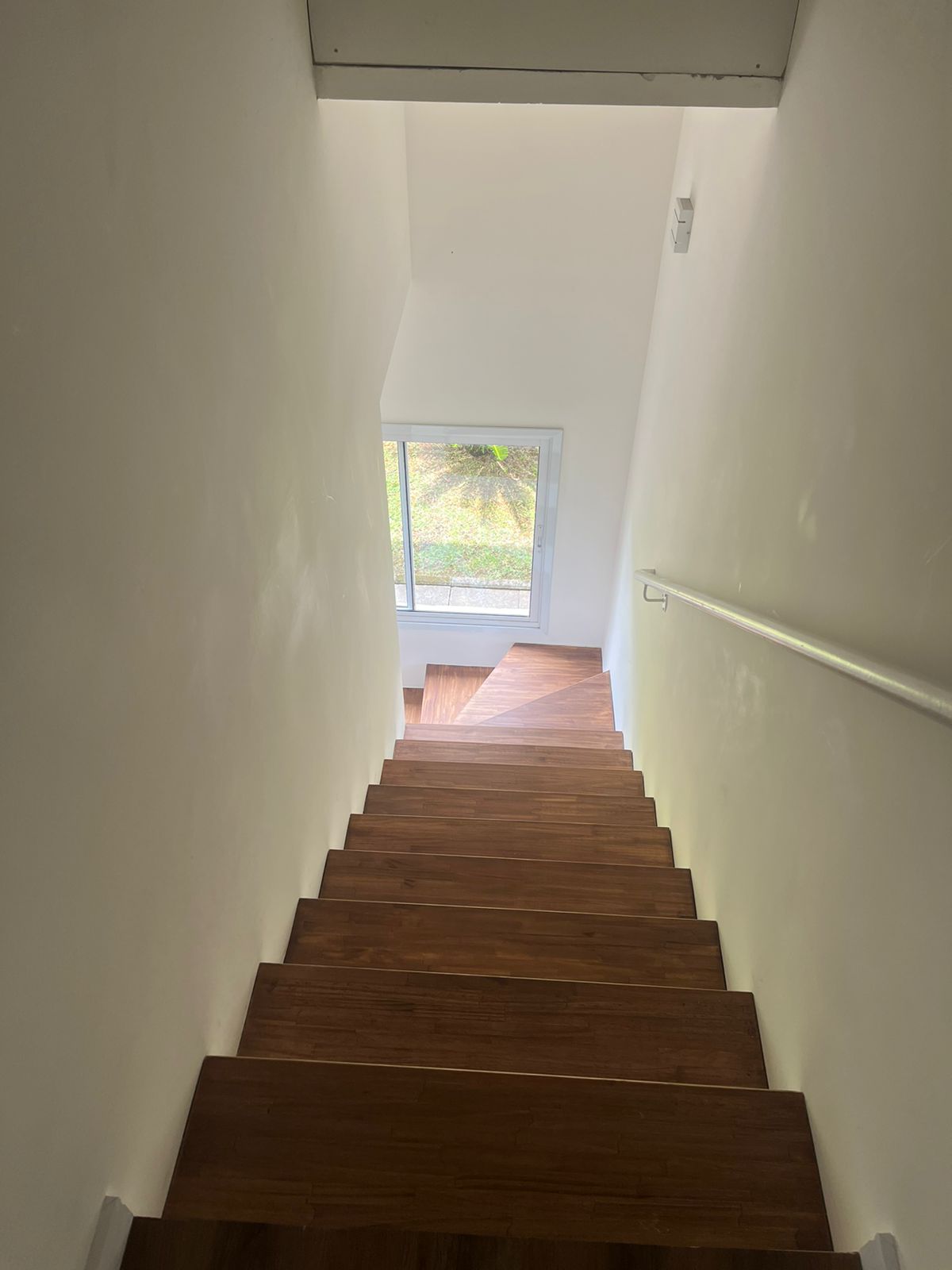 ALUGA-SE LINDA CASA COM 2 SUITES EM CONDOMÍNIO FECHADO EM COTIA. 