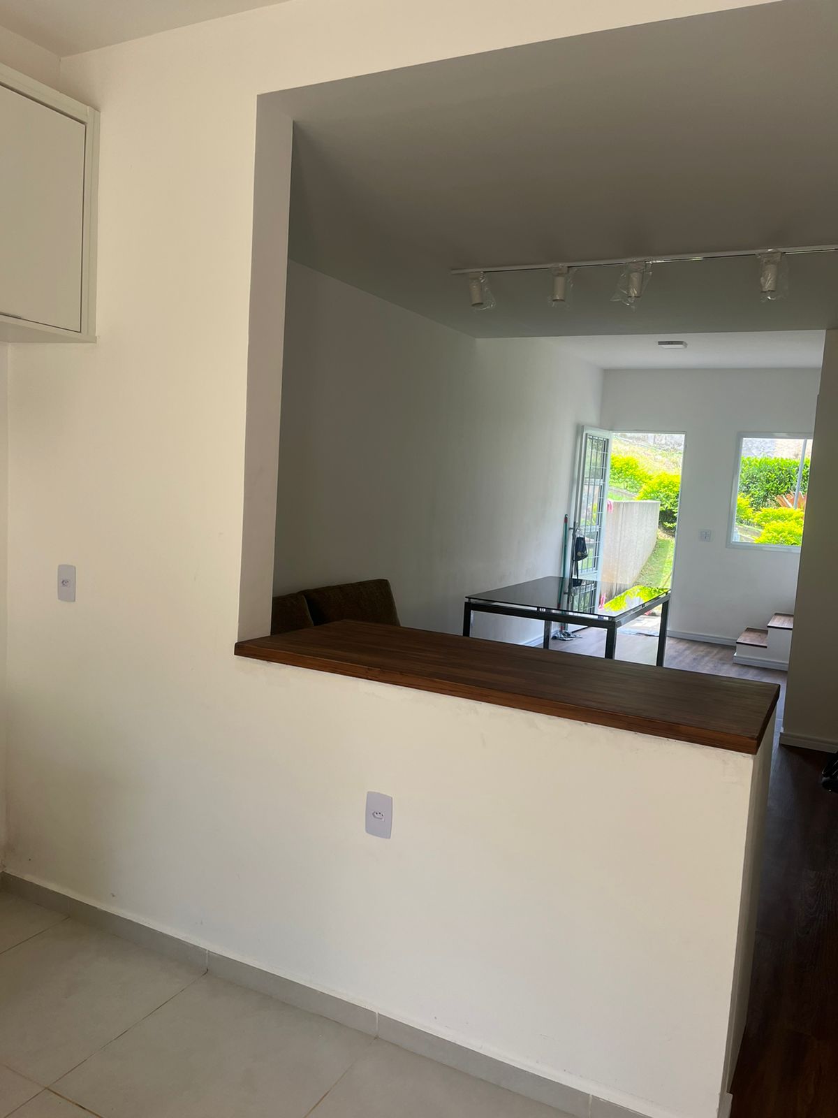 ALUGA-SE LINDA CASA COM 2 SUITES EM CONDOMÍNIO FECHADO EM COTIA. 