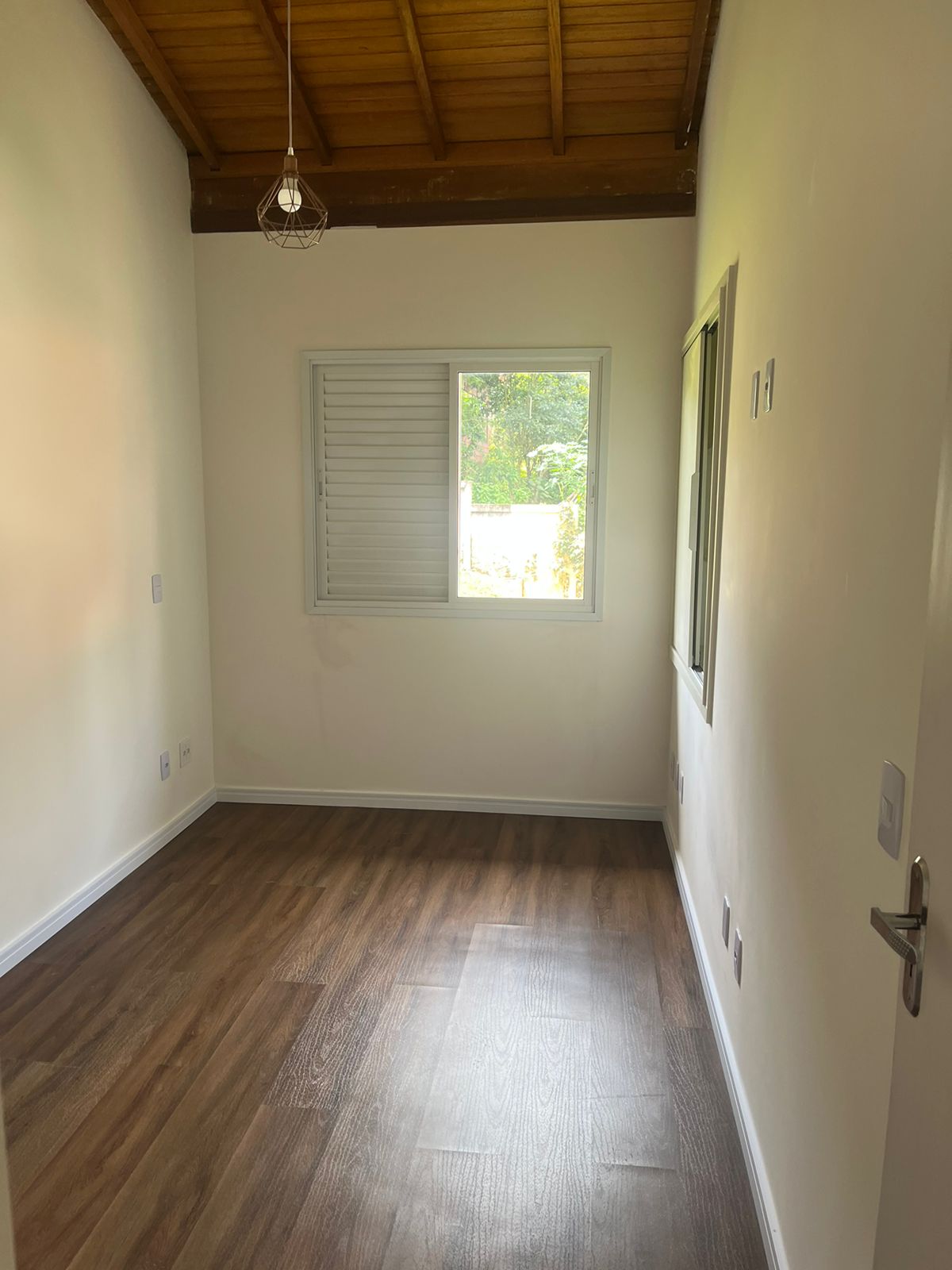 ALUGA-SE LINDA CASA COM 2 SUITES EM CONDOMÍNIO FECHADO EM COTIA. 