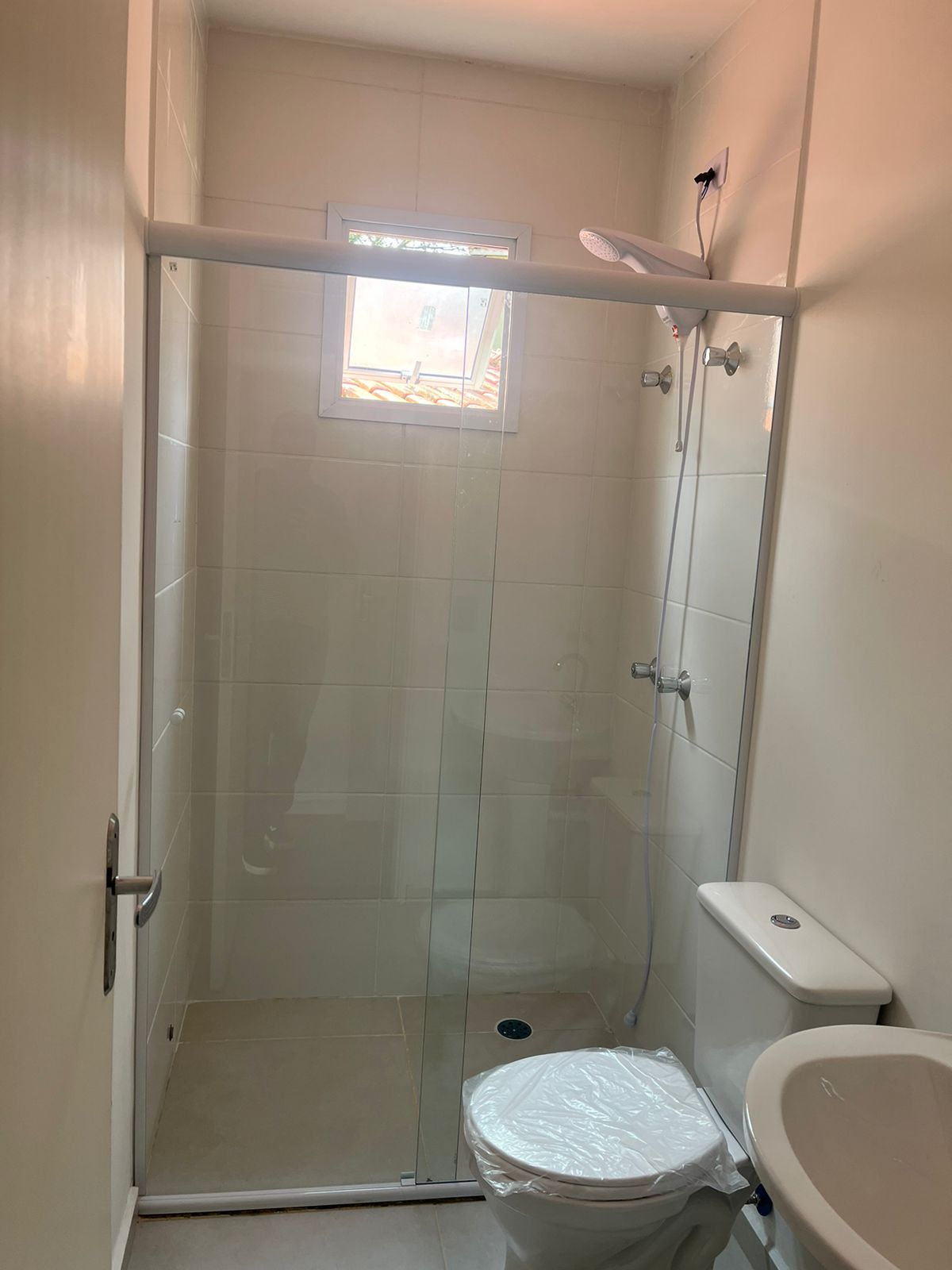 ALUGA-SE LINDA CASA COM 2 SUITES EM CONDOMÍNIO FECHADO EM COTIA. 