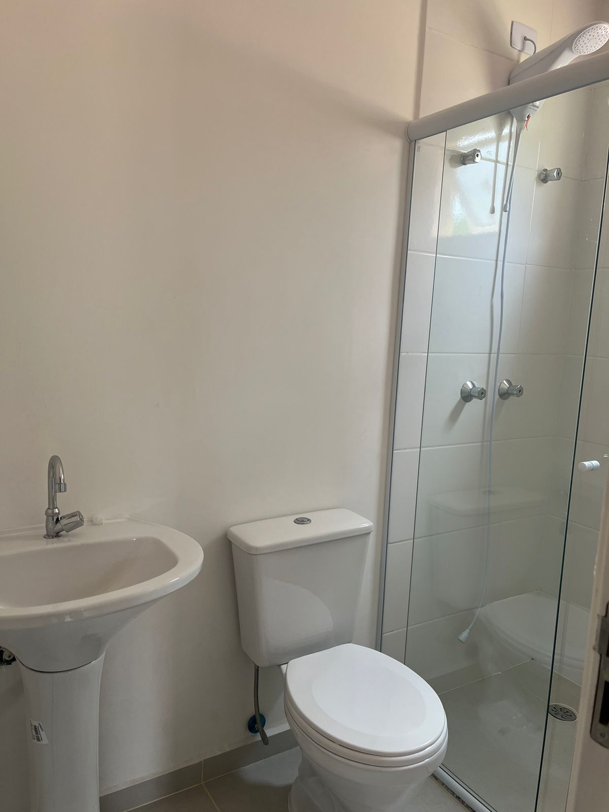 ALUGA-SE LINDA CASA COM 2 SUITES EM CONDOMÍNIO FECHADO EM COTIA. 