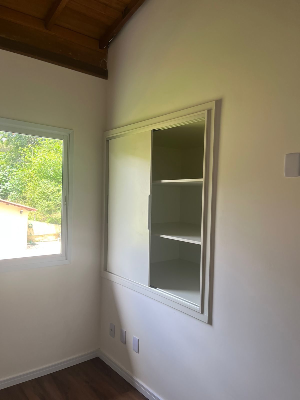 ALUGA-SE LINDA CASA COM 2 SUITES EM CONDOMÍNIO FECHADO EM COTIA. 