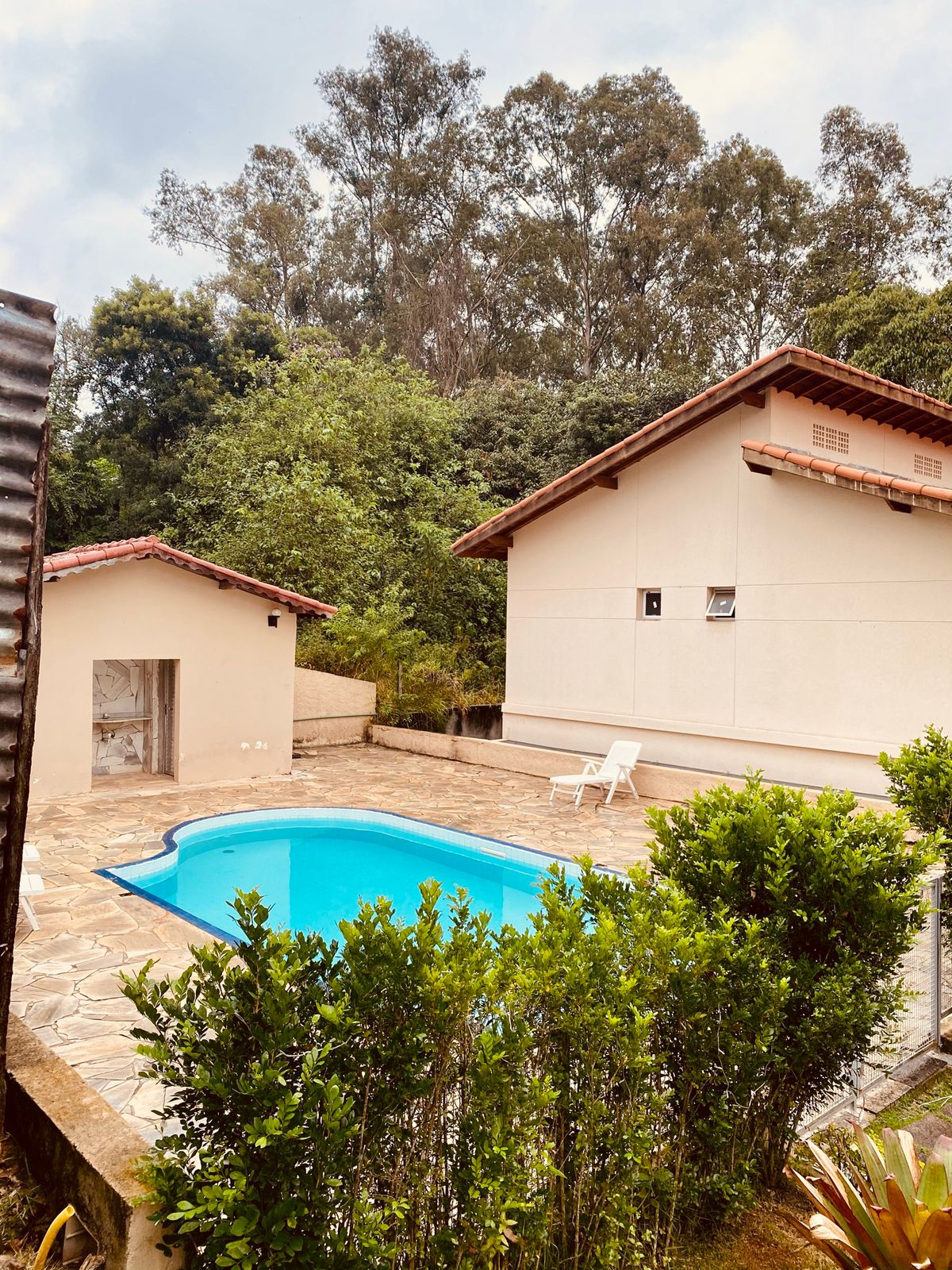 ALUGA-SE LINDA CASA COM 2 SUITES EM CONDOMÍNIO FECHADO EM COTIA. 