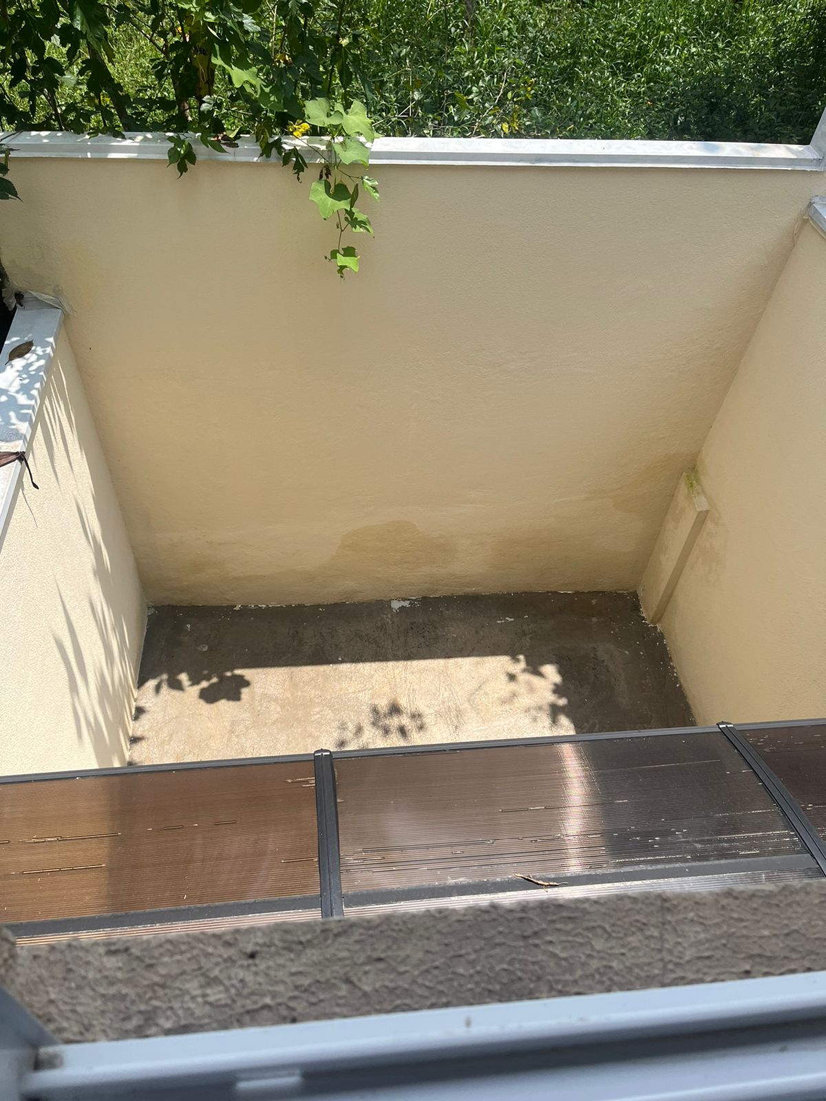 ALUGA-SE LINDA CASA COM 2 SUITES EM CONDOMÍNIO FECHADO EM COTIA. 