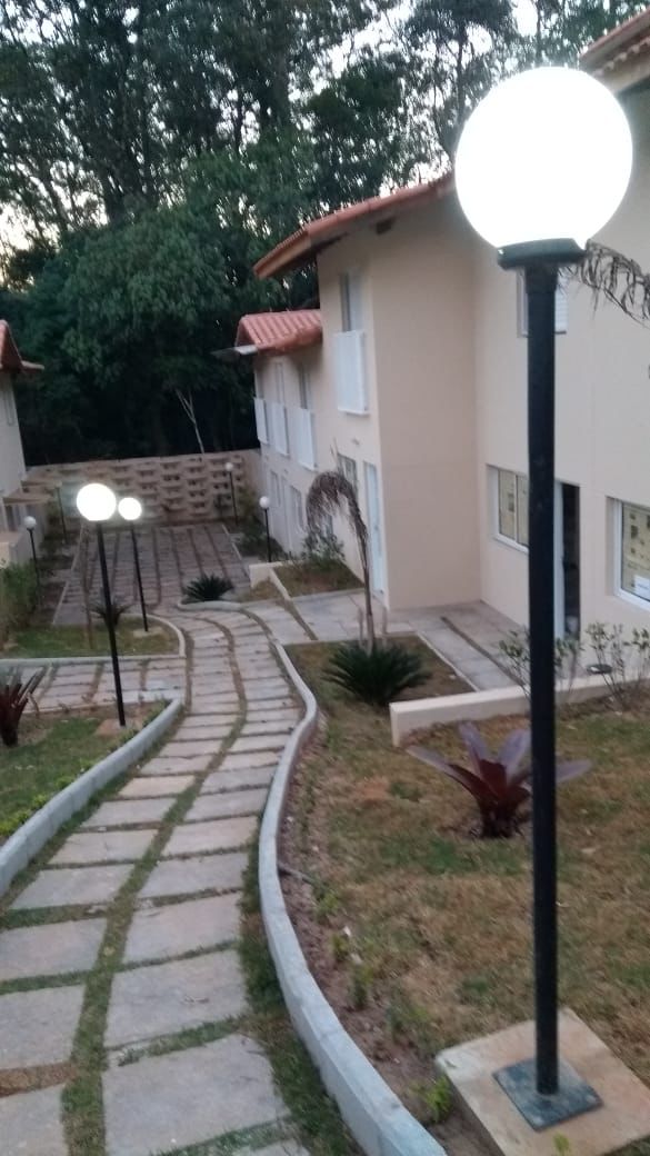 ALUGA-SE LINDA CASA COM 2 SUITES EM CONDOMÍNIO FECHADO EM COTIA. 