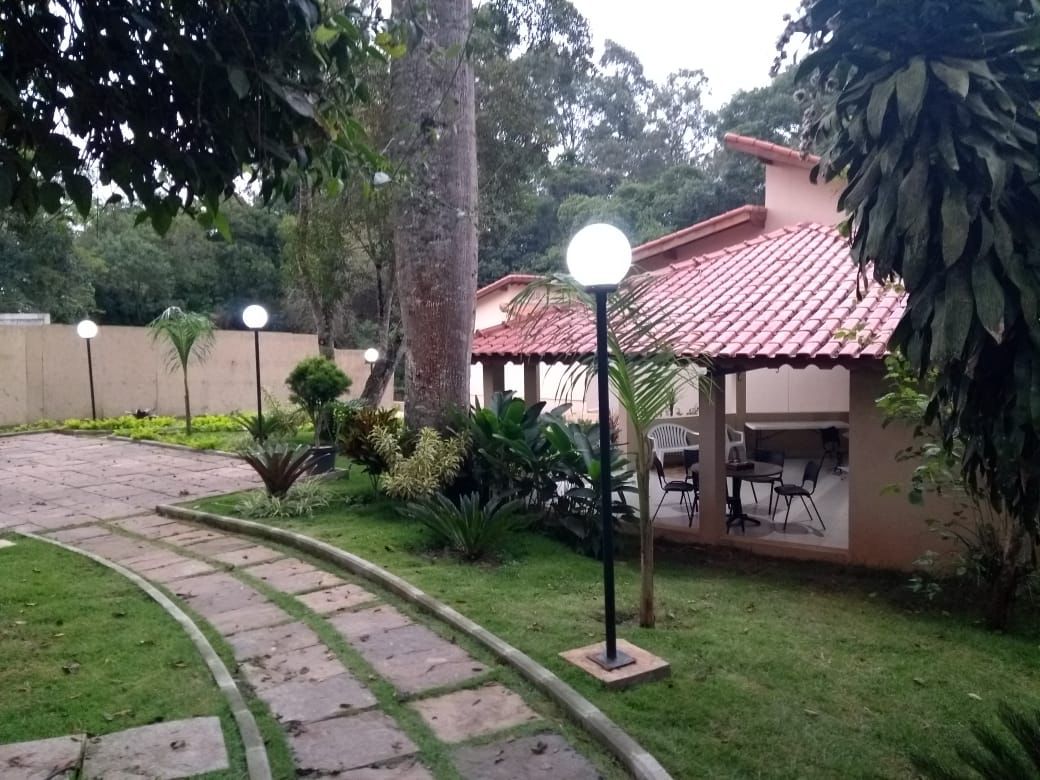 ALUGA-SE LINDA CASA COM 2 SUITES EM CONDOMÍNIO FECHADO EM COTIA. 