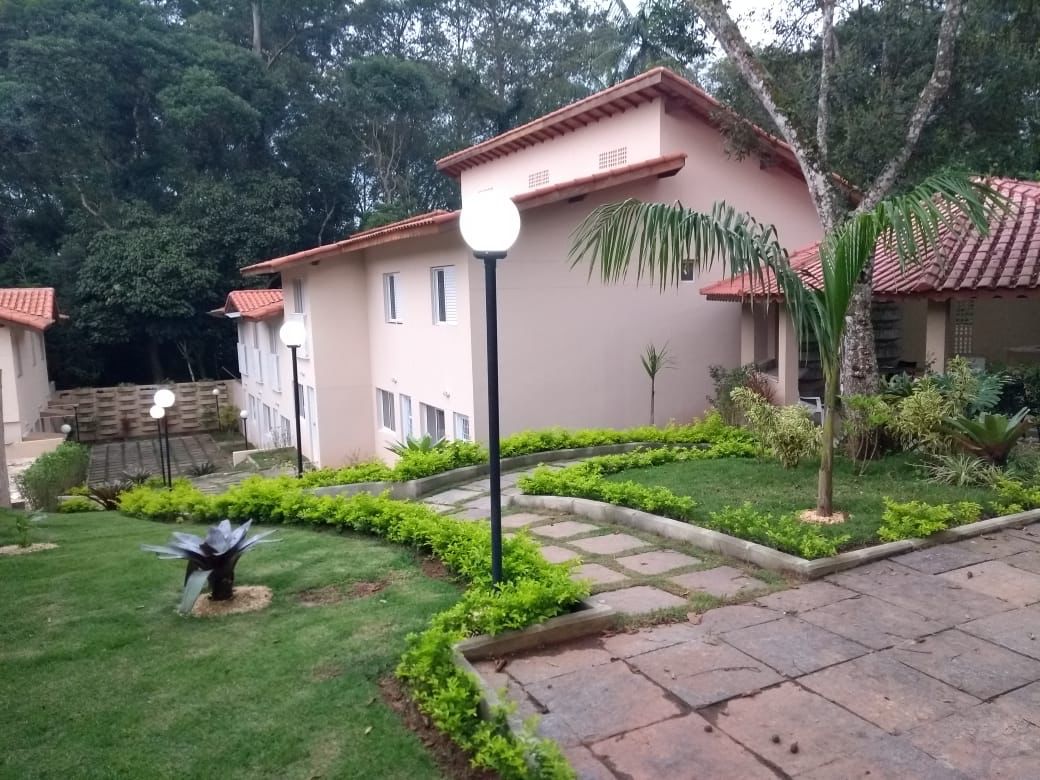 ALUGA-SE LINDA CASA COM 2 SUITES EM CONDOMÍNIO FECHADO EM COTIA. 