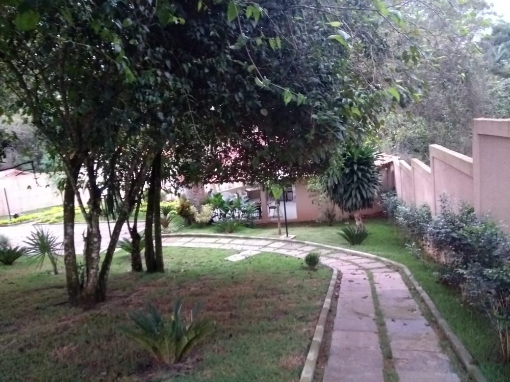 ALUGA-SE LINDA CASA COM 2 SUITES EM CONDOMÍNIO FECHADO EM COTIA. 