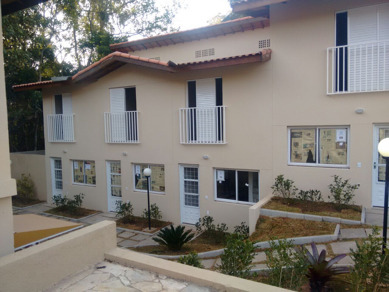 ALUGA-SE LINDA CASA COM 2 SUITES EM CONDOMÍNIO FECHADO EM COTIA. 