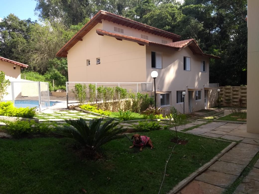 ALUGA-SE LINDA CASA COM 2 SUITES EM CONDOMÍNIO FECHADO EM COTIA. 