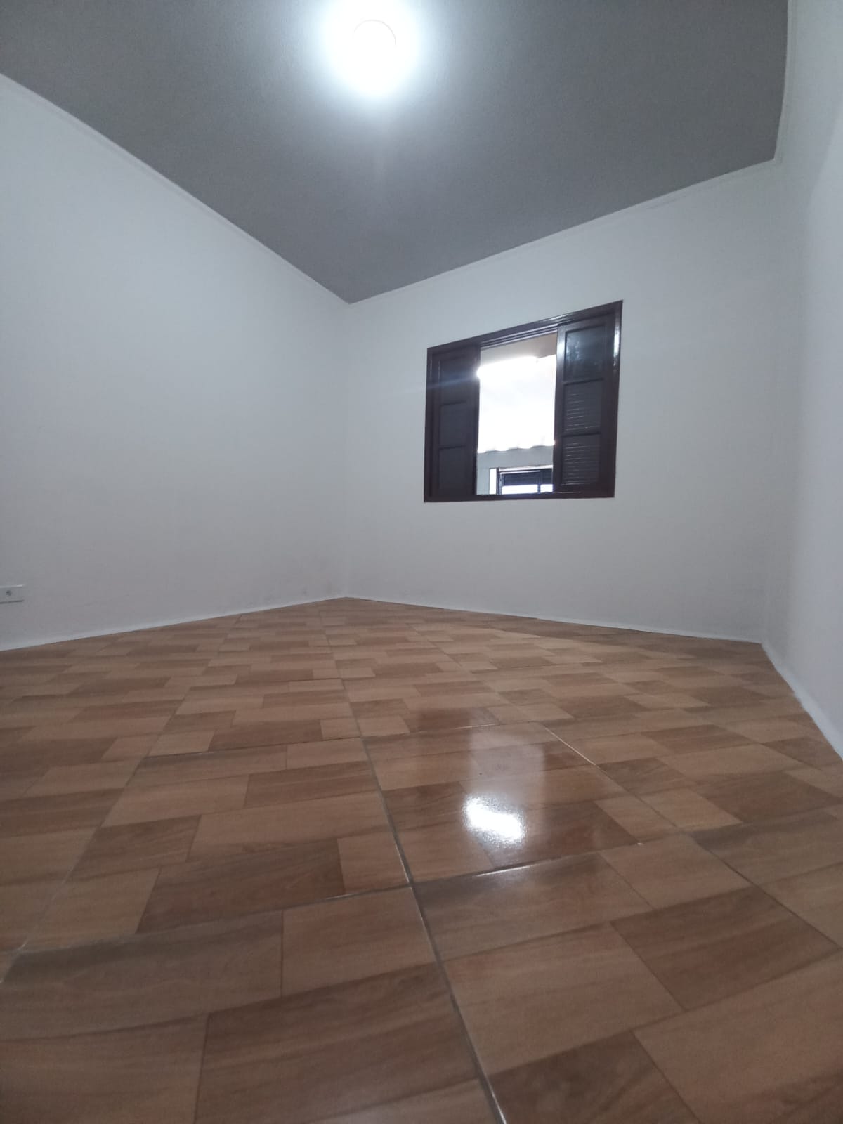 ALUGA-SE LINDA CASA TÉRREA 2 DORMITÓRIOS COM 2 VAGAS DE GARAGEM