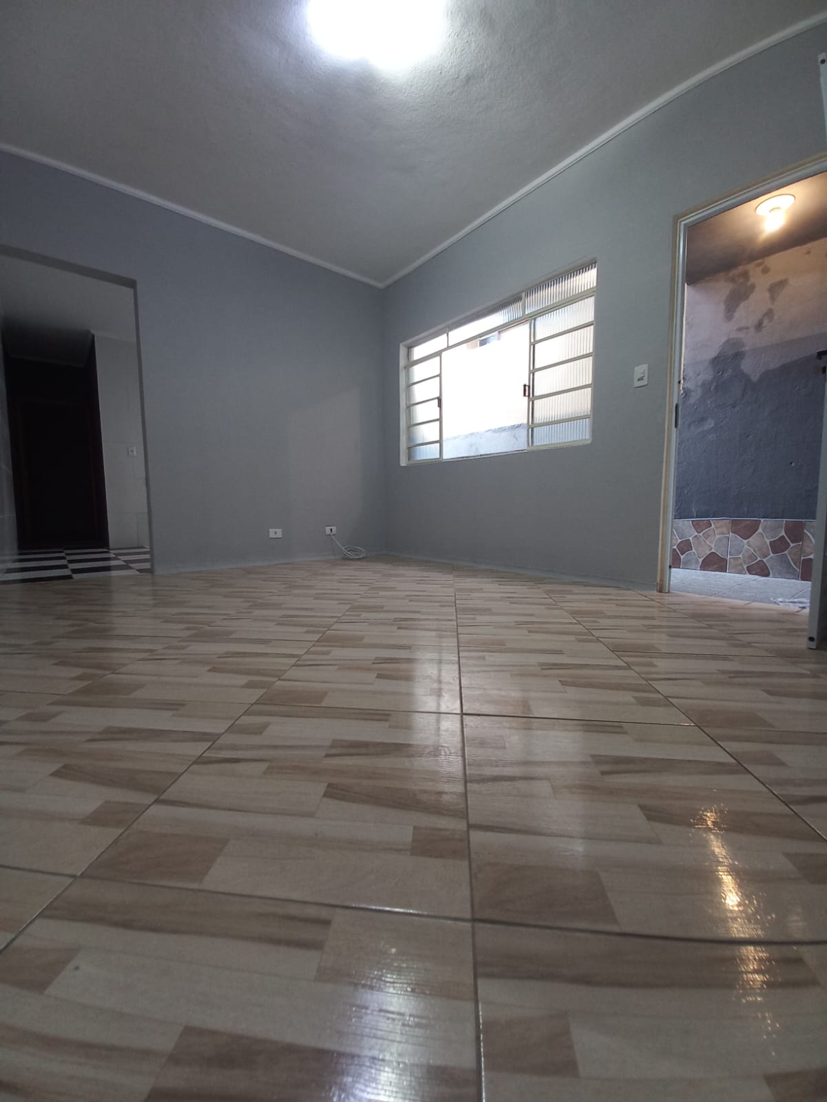 ALUGA-SE LINDA CASA TÉRREA 2 DORMITÓRIOS COM 2 VAGAS DE GARAGEM
