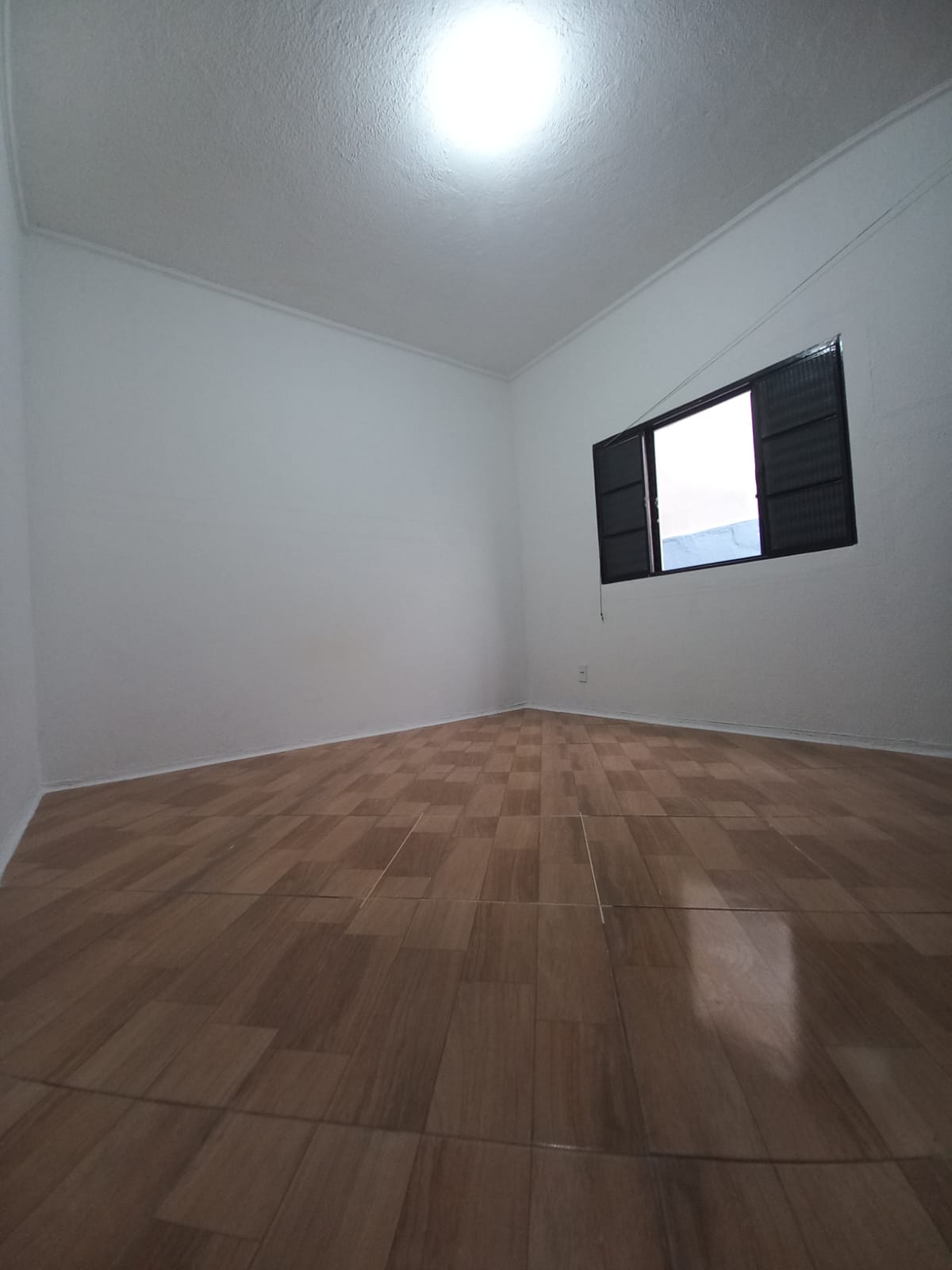ALUGA-SE LINDA CASA TÉRREA 2 DORMITÓRIOS COM 2 VAGAS DE GARAGEM