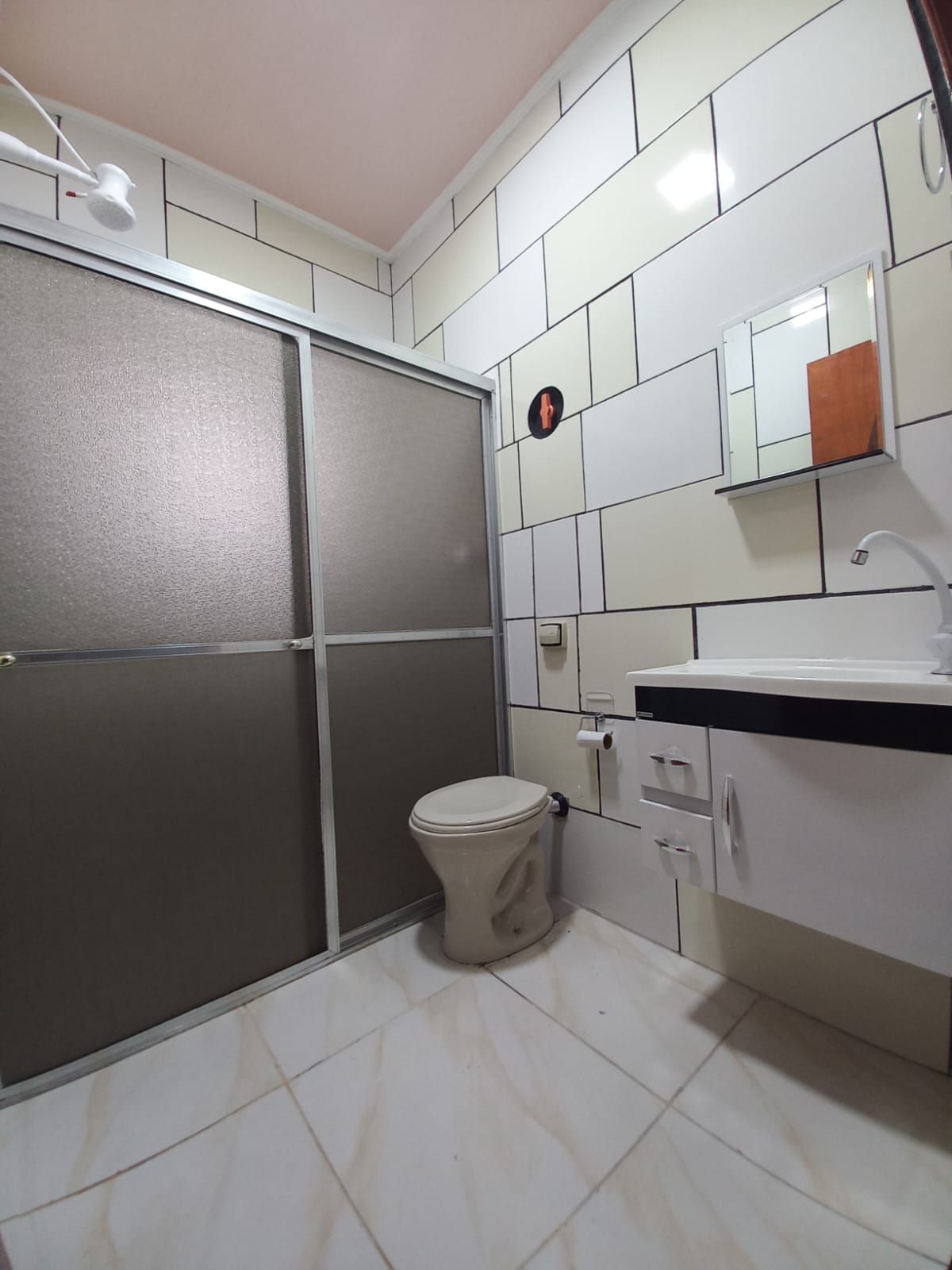 ALUGA-SE LINDA CASA TÉRREA 2 DORMITÓRIOS COM 2 VAGAS DE GARAGEM