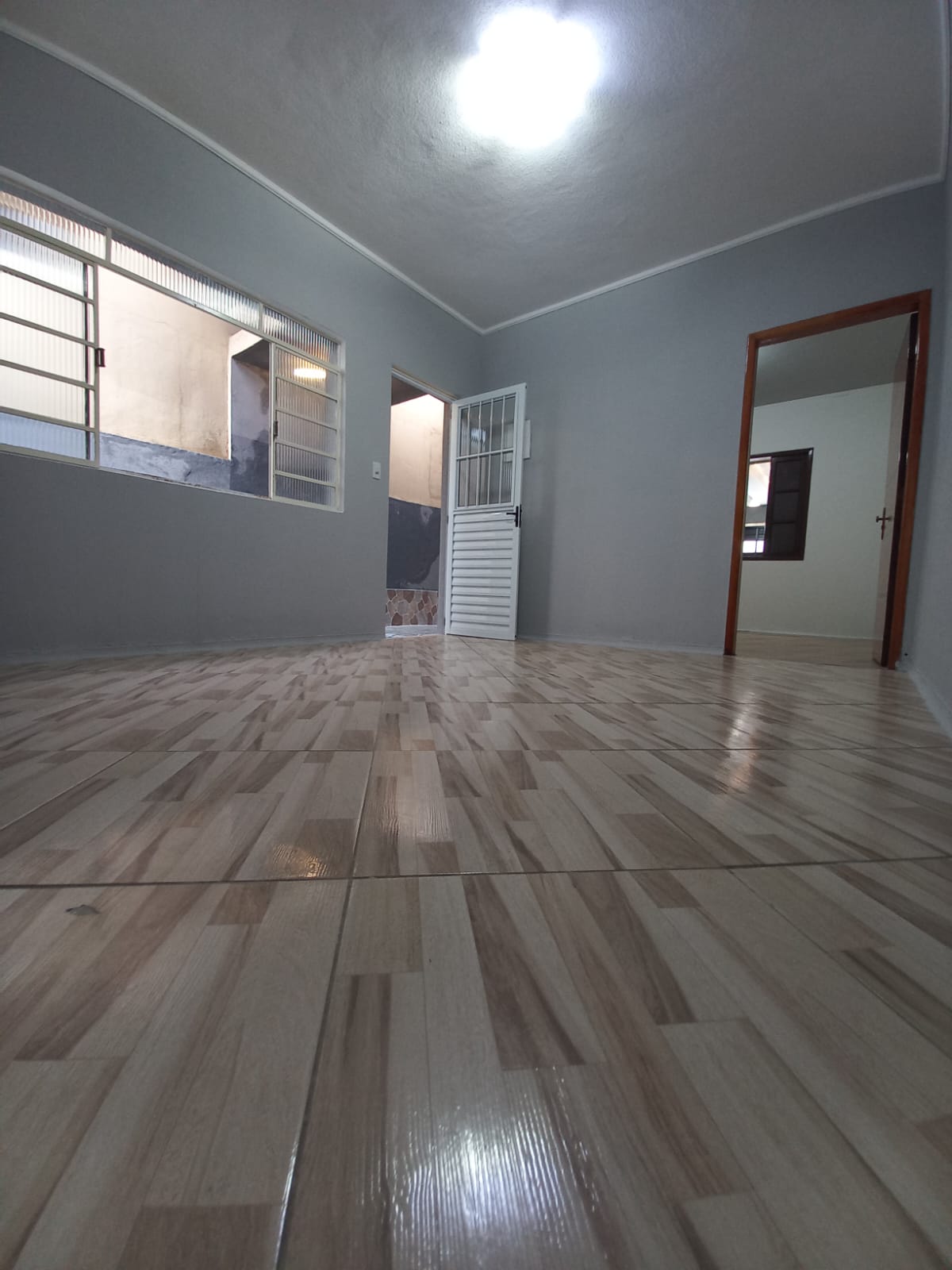 ALUGA-SE LINDA CASA TÉRREA 2 DORMITÓRIOS COM 2 VAGAS DE GARAGEM