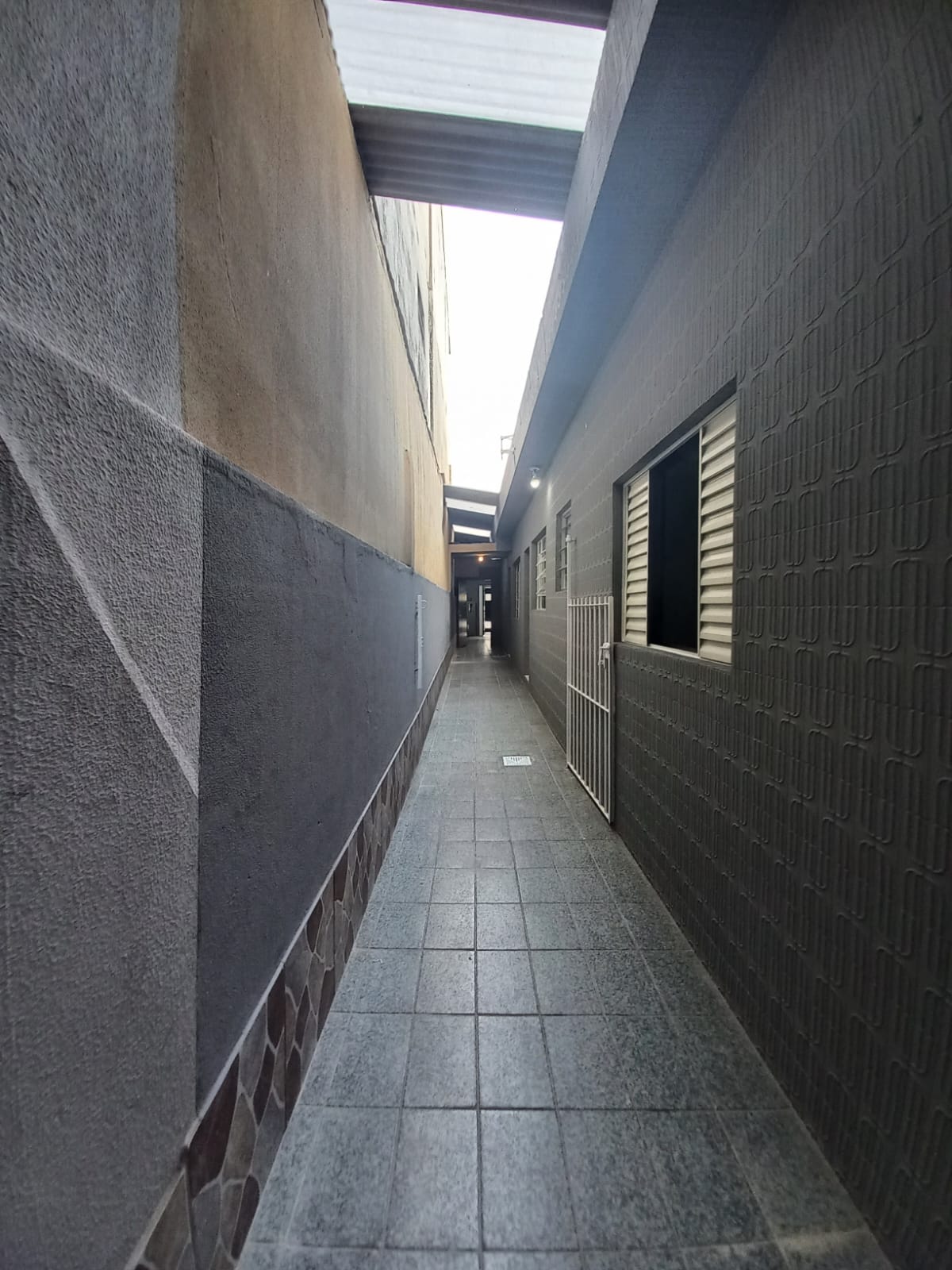 ALUGA-SE LINDA CASA TÉRREA 2 DORMITÓRIOS COM 2 VAGAS DE GARAGEM