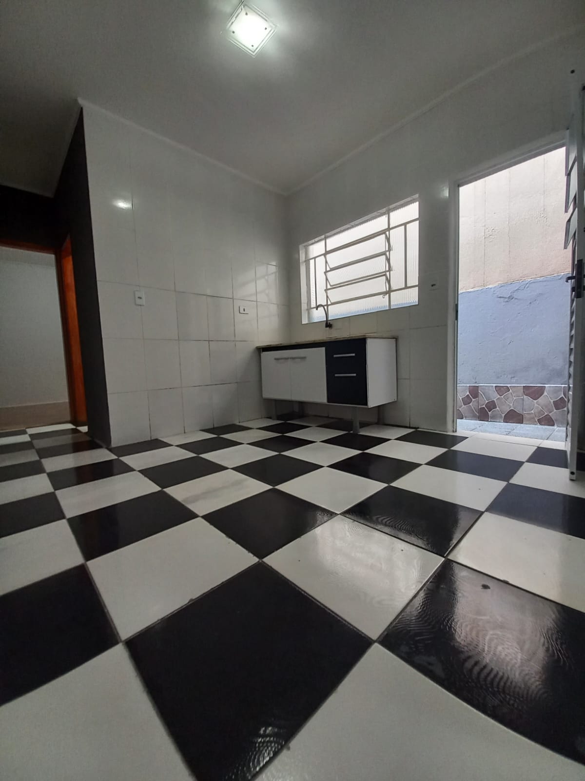 ALUGA-SE LINDA CASA TÉRREA 2 DORMITÓRIOS COM 2 VAGAS DE GARAGEM