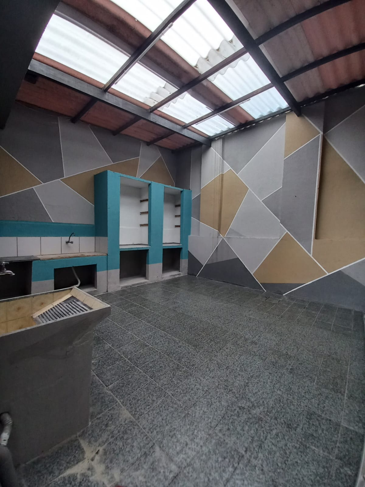 ALUGA-SE LINDA CASA TÉRREA 2 DORMITÓRIOS COM 2 VAGAS DE GARAGEM