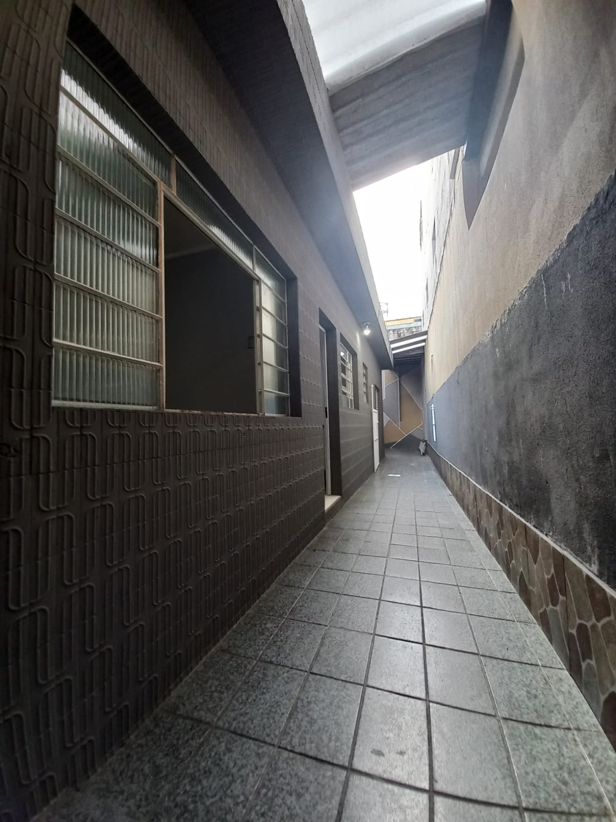 ALUGA-SE LINDA CASA TÉRREA 2 DORMITÓRIOS COM 2 VAGAS DE GARAGEM