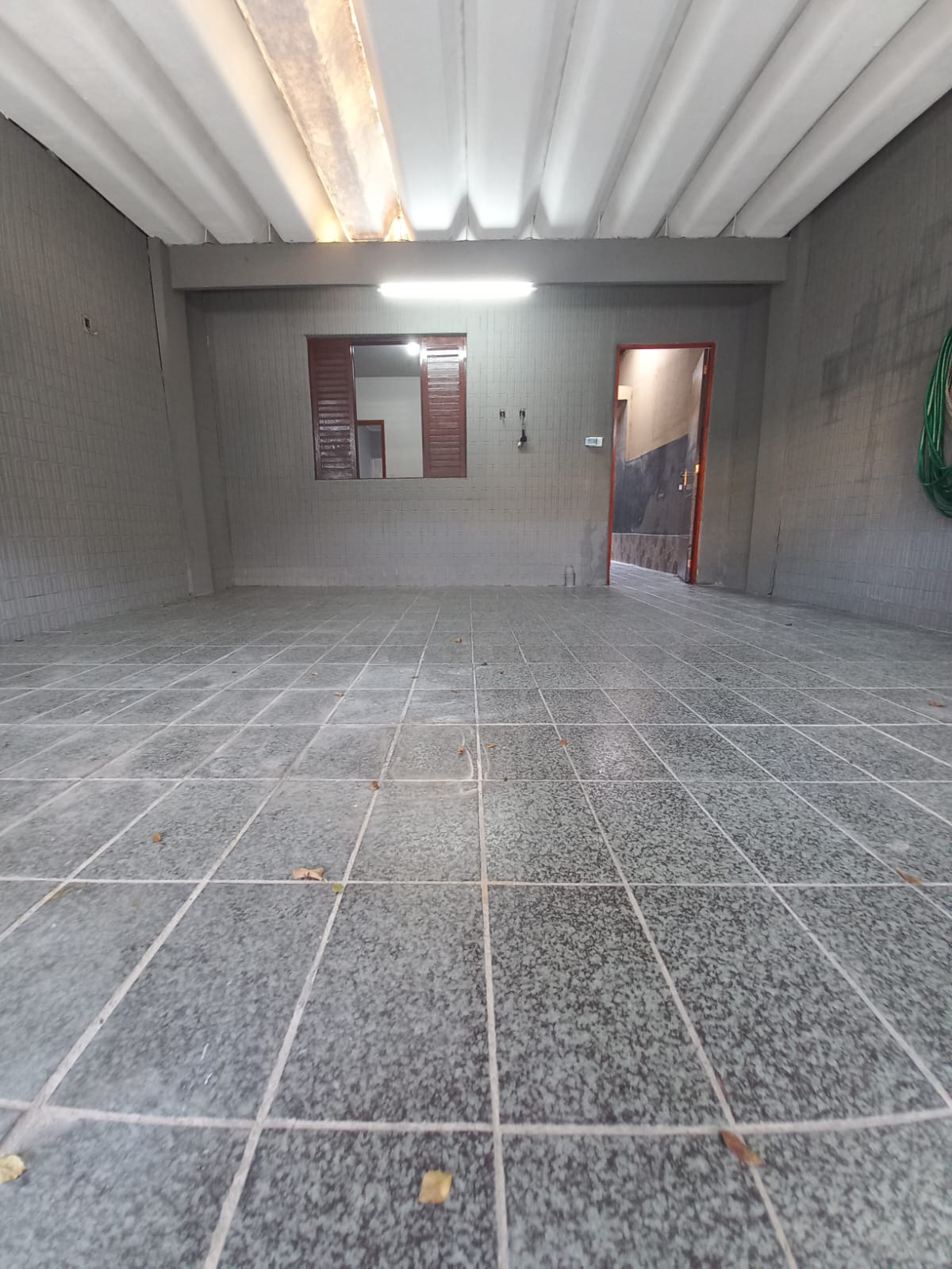 ALUGA-SE LINDA CASA TÉRREA 2 DORMITÓRIOS COM 2 VAGAS DE GARAGEM