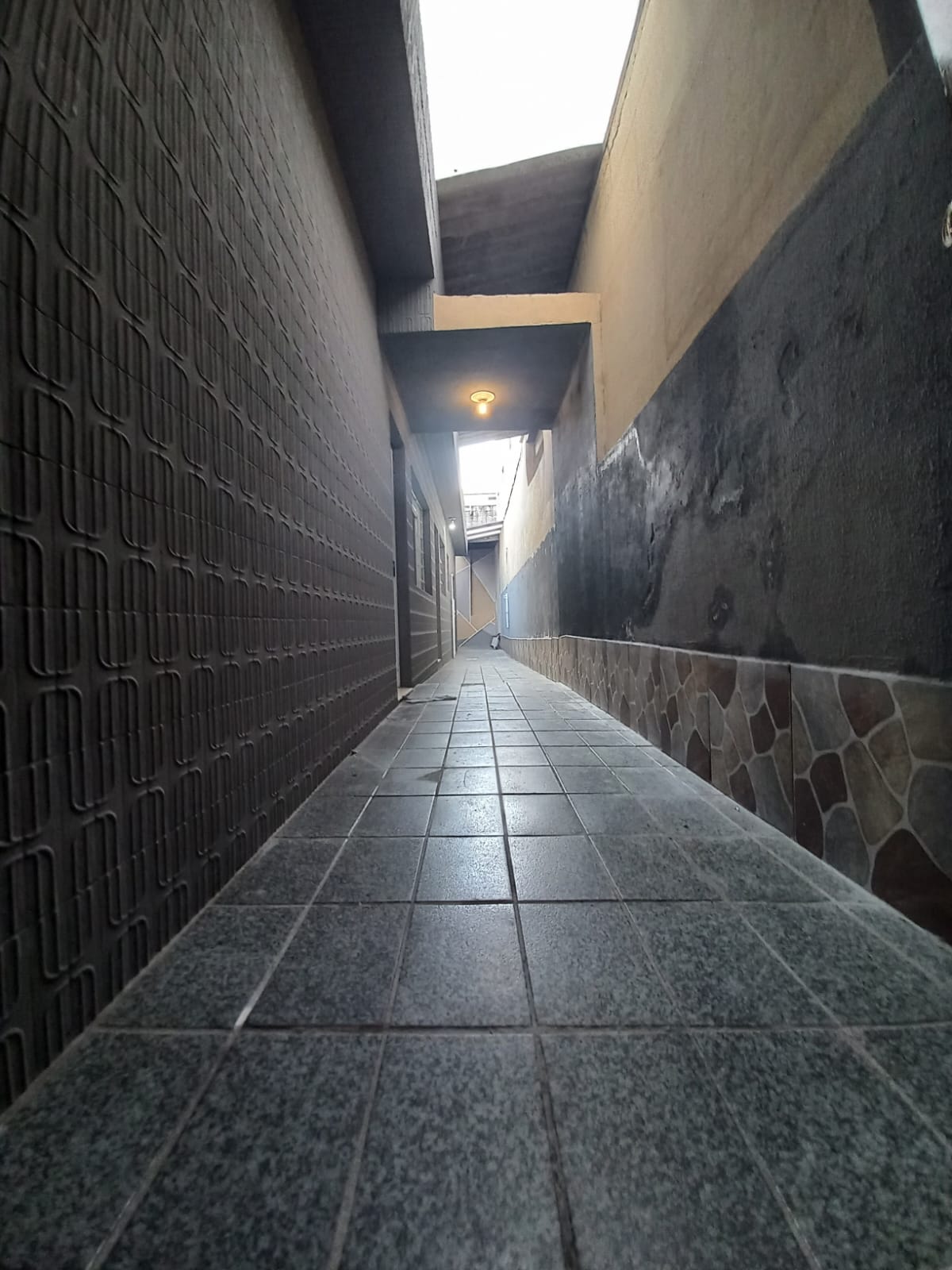 ALUGA-SE LINDA CASA TÉRREA 2 DORMITÓRIOS COM 2 VAGAS DE GARAGEM