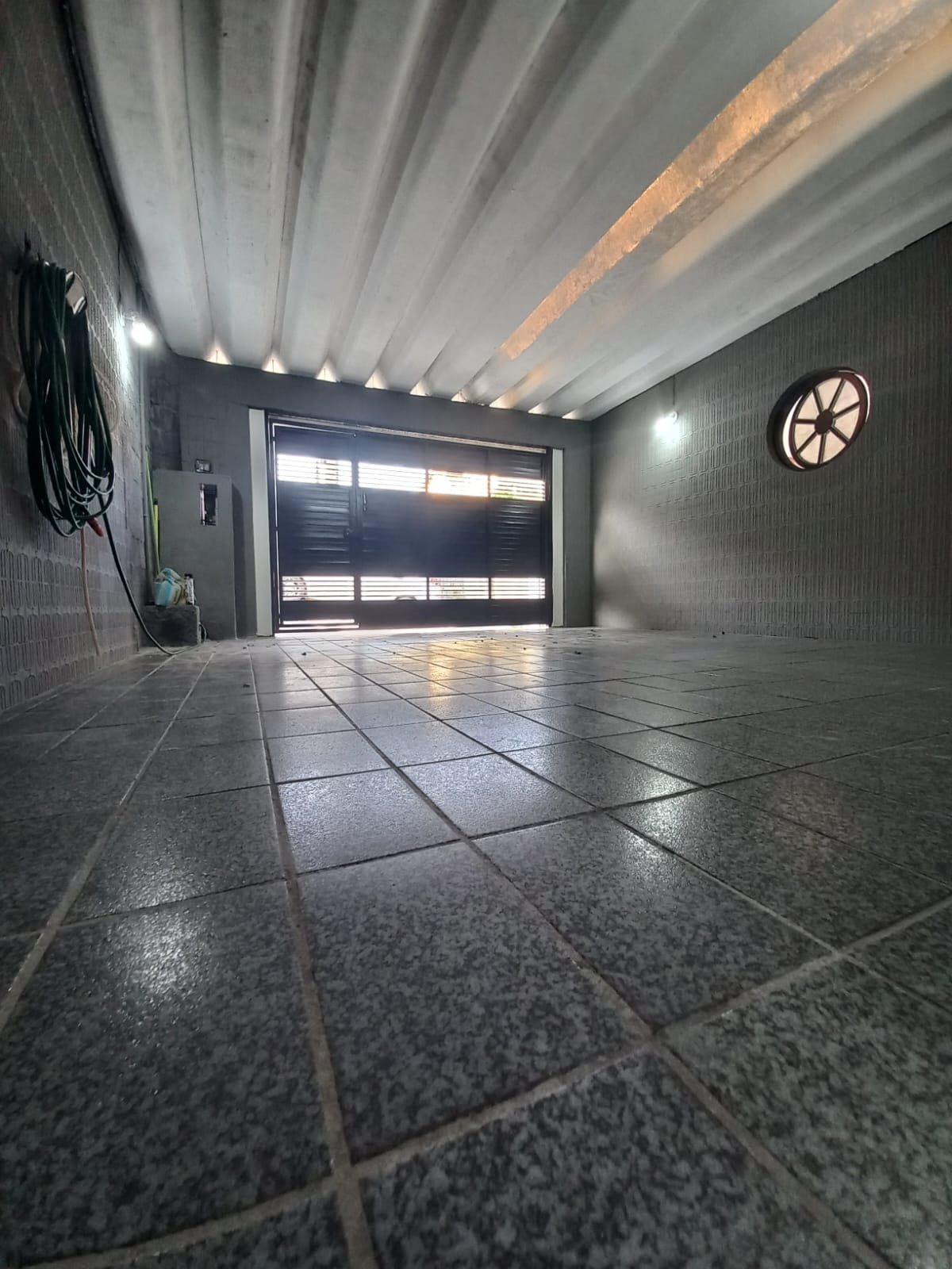 ALUGA-SE LINDA CASA TÉRREA 2 DORMITÓRIOS COM 2 VAGAS DE GARAGEM