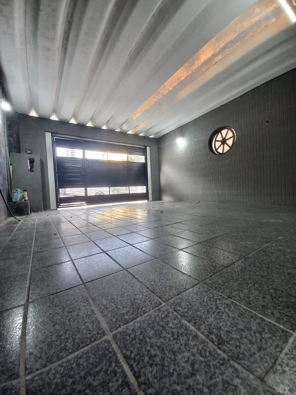ALUGA-SE LINDA CASA TÉRREA 2 DORMITÓRIOS COM 2 VAGAS DE GARAGEM