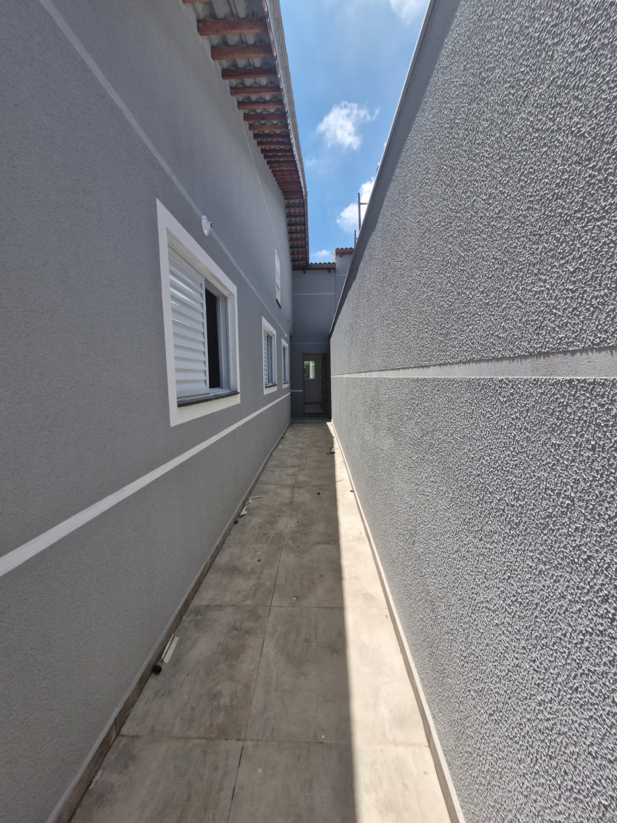 Casa nova com 3 dormitórios (1 suíte) - Jardim das Flores em Suzano/SP