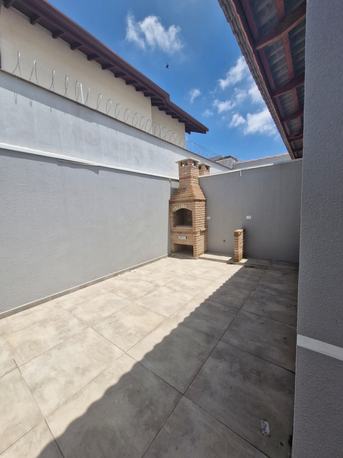 Casa nova com 3 dormitórios (1 suíte) - Jardim das Flores em Suzano/SP