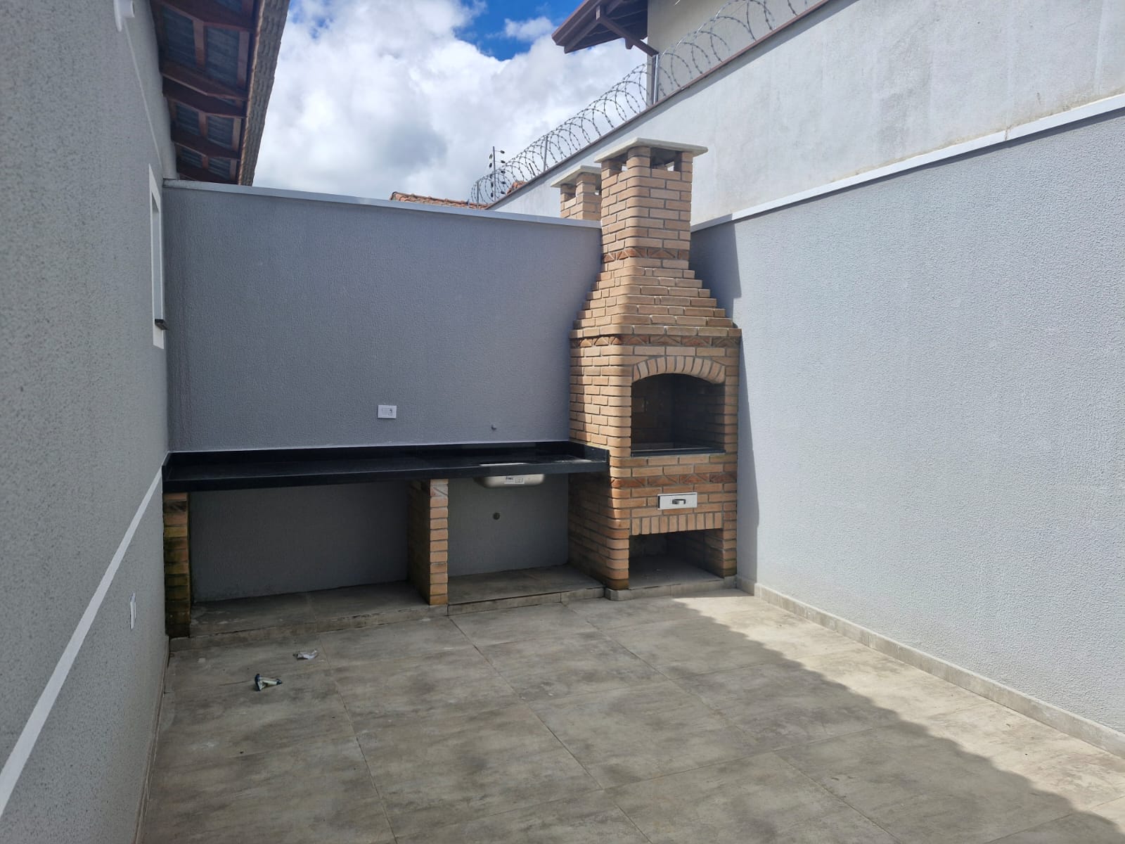 Casa nova com 3 dormitórios (1 suíte) - Jardim das Flores em Suzano/SP