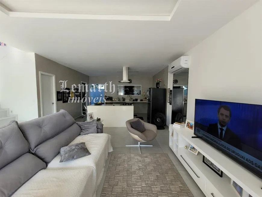 Casa Luxo em Vargem Pq. Condomínio Fechado. 3 Quartos e 4 banheiros, 2 vagas. 225 m²   R$ 1.290.000