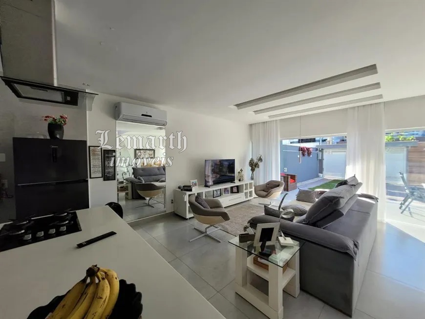 Casa Luxo em Vargem Pq. Condomínio Fechado. 3 Quartos e 4 banheiros, 2 vagas. 225 m²   R$ 1.290.000