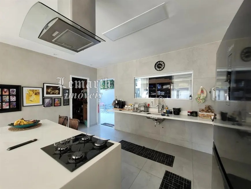Casa Luxo em Vargem Pq. Condomínio Fechado. 3 Quartos e 4 banheiros, 2 vagas. 225 m²   R$ 1.290.000