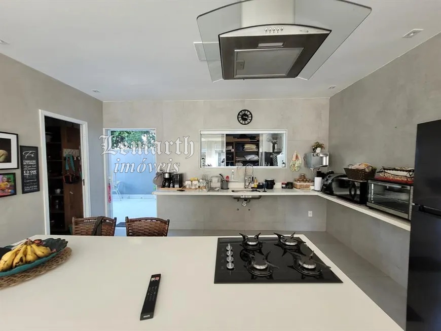Casa Luxo em Vargem Pq. Condomínio Fechado. 3 Quartos e 4 banheiros, 2 vagas. 225 m²   R$ 1.290.000